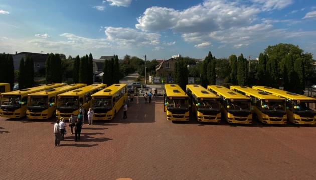 Десять громад Київщини поповнили свій автопарк новими шкільними автобусами.