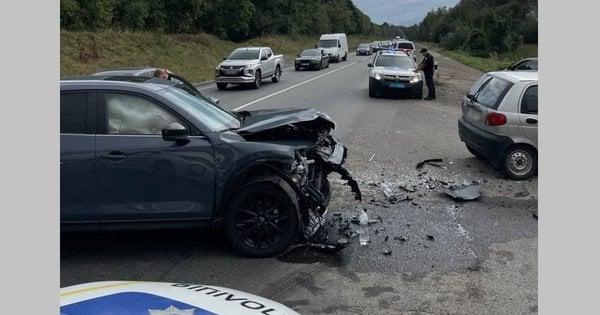 На об'їзній дорозі в Стрию сталася дорожньо-транспортна пригода з постраждалими, що призвело до реверсного руху.