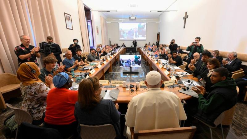 Батько: підтримати політиків у тому, щоб вони не корилися золотої ідолу - Vatican News.