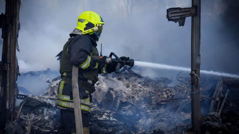 Окупанти здійснили ракетний обстріл Павлограда, внаслідок чого на одному з підприємств спалахнула пожежа.