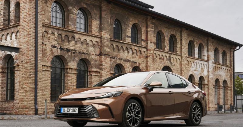 На українському ринку з’являється нова Toyota Camry 2025: особливості комплектацій та вартість (фото)