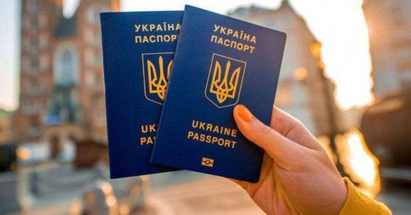 Збільшилася кількість українців, які мають намір залишитися за межами країни назавжди.