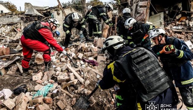 Чотири особи загинули, шестеро отримали поранення: у Харкові завершено операції з порятунку після нічного обстрілу.