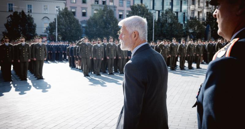 В Україні триває війна, і Петро Павел дав можливість 60 громадянам Чехії приєднатися до Збройних сил України.