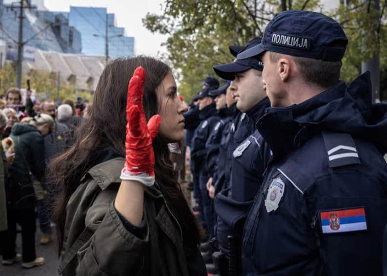 У Белграді відбувся протест проти влади у зв'язку з трагічним обвалом на залізничному вокзалі, який призвів до смертельних наслідків.