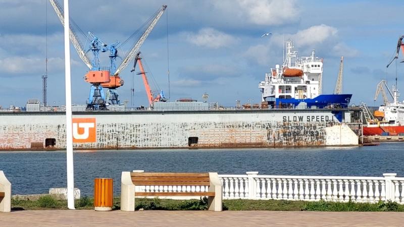 На судноремонтному заводі в Керчі зафіксували пором, що постраждав від атаки Збройних сил України - зображення.