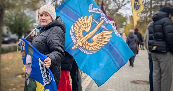 У Миколаєві пройшла мирна акція, що нагадує про підтримку військових, які стали полоненими або зникли безвісти.