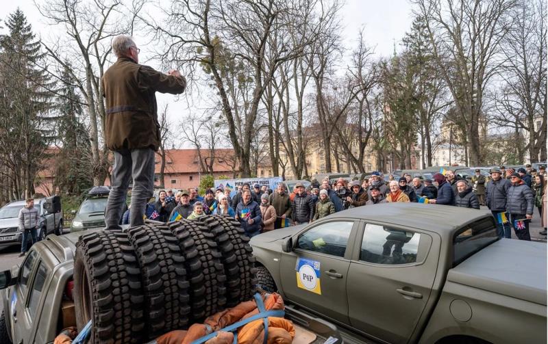 Фермерами Великобританії було доставлено понад 500 позашляховиків - Auto24.